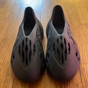 Yeezy foam runners sz 11  Black